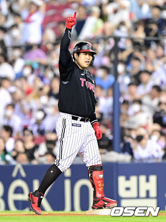  9일 오후 서울 송파구 잠실야구장에서 '2022 신한은행 SOL KBO 리그' 두산 베어스와 LG 트윈스의 경기가 열렸다.7회초 2사 만루 LG 유강남이 재역전 2타점 적시타를 날린 뒤 세리머니를 하고 있다. 2022.07.09 /cej@osen.co.kr