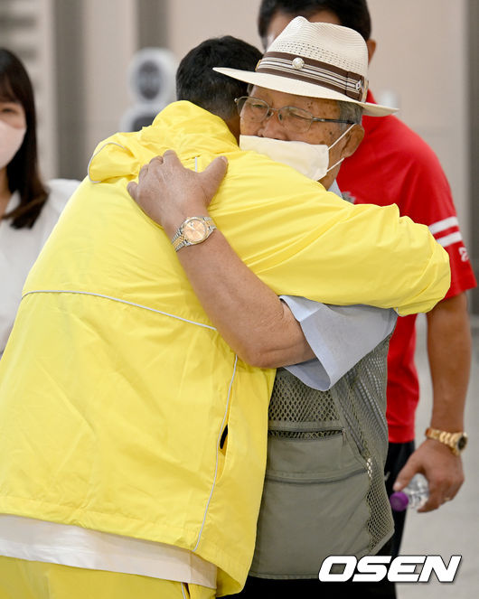 9일 오전 한국 일정을 마친 '황소' 황희찬(26·울버햄프턴)이 인천국제공항을 통해 영국 런던으로 출국했다. 황희찬이 할아버지와 포옹을 하고 있다. 2022.07.09 /ksl0919@osen.co.kr