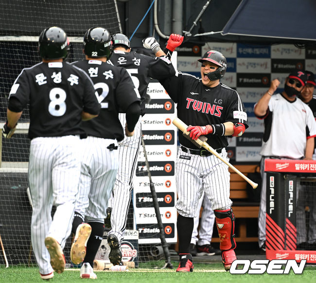 10일 오후 서울 잠실야구장에서 '2022 신한은행 SOL KBO 리그' 두산 베어스와 LG 트윈스의 경기가 열렸다.3회초 무사 1,3루에서 LG 채은성이 좌월 스리런 홈런을 치고 더그아웃에서 유강남의 축하를 받고 있다. 2022.07.10 /sunday@osen.co.kr