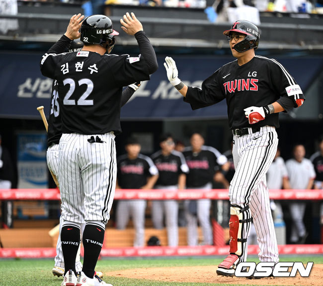 10일 오후 서울 잠실야구장에서 '2022 신한은행 SOL KBO 리그' 두산 베어스와 LG 트윈스의 경기가 열렸다.3회초 무사 1,3루에서 LG 채은성이 좌월 스리런 홈런을 치고 홈에서 동료들의 축하를 받고 있다. 2022.07.10 /sunday@osen.co.kr