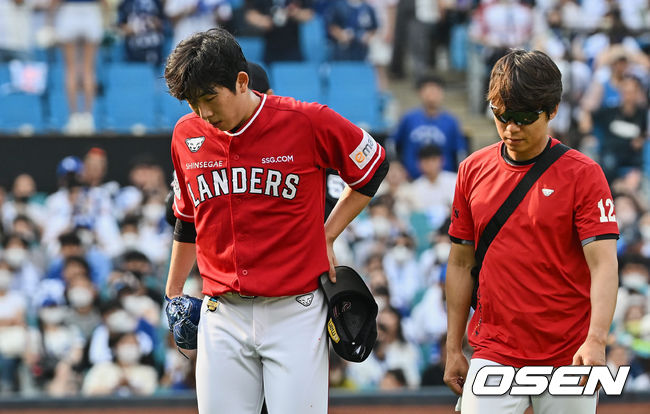 SSG 랜더스 선발투수 오원석이 1회말 부상으로 마운드를 내려오고 있다. 2022.07.10 / foto0307@osen.co.kr