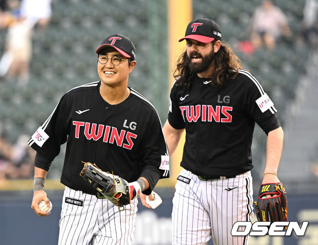 10일 오후 서울 잠실야구장에서 '2022 신한은행 SOL KBO 리그' 두산 베어스와 LG 트윈스의 경기가 열렸다.4회말 수비를 마친 LG 채은성과 켈리가 환호하며 더그아웃으로 가고 있다. 2022.07.10 /sunday@osen.co.kr