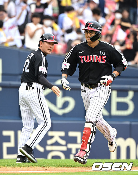 10일 오후 서울 잠실야구장에서 '2022 신한은행 SOL KBO 리그' 두산 베어스와 LG 트윈스의 경기가 열렸다. 3회초 무사 1,3루에서 LG 채은성이 좌월 스리런 홈런을 치고 그라운드를 달리고 있다. 2022.07.10 /sunday@osen.co.kr