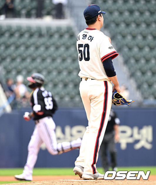 10일 오후 서울 잠실야구장에서 '2022 신한은행 SOL KBO 리그' 두산 베어스와 LG 트윈스의 경기가 열렸다.3회초 무사 1,3루에서 LG 채은성에게 좌월 스리런 홈런을 허용한 두산 이영하가 아쉬워하고 있다. 2022.07.10 /sunday@osen.co.kr