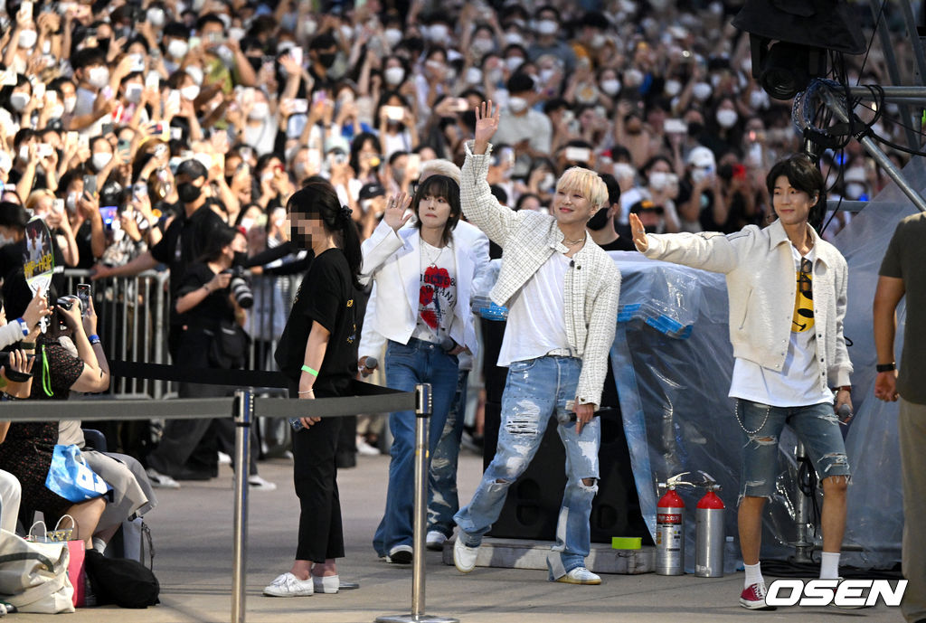 위너 멤버들이 입장하며 팬들에게 인사하고 있다. 2022.07.10 / dreamer@osen.co.kr