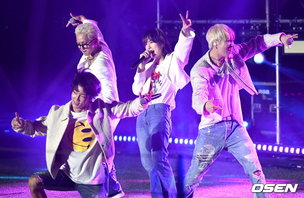 위너가 새 앨범 타이틀곡 'I LOVE U' 무대를 펼치고 있다. 2022.07.10 / dreamer@osen.co.kr