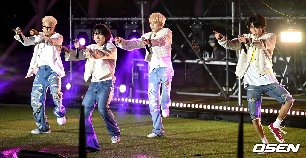 위너가 새 앨범 타이틀곡 'I LOVE U' 무대를 펼치고 있다. 2022.07.10 / dreamer@osen.co.kr