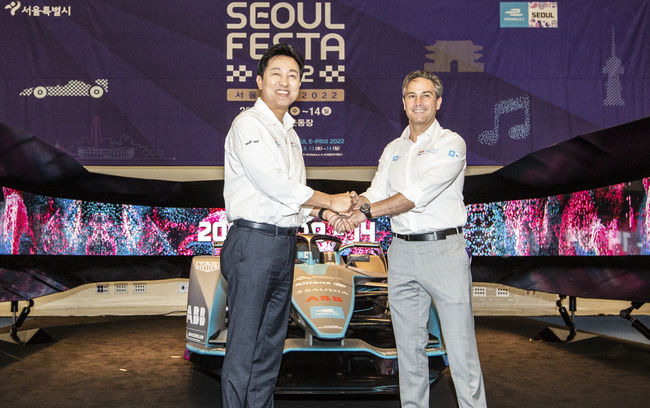 ‘2022 하나은행 서울 E-PRIX’와 ‘서울페스타 2022’ 개최를 기념해 열린 기자 간담회에서 오세훈 서울시장(왼쪽)과 제이미 리글(Jamie Reigle) 포뮬러E CEO가 공식 경주차인 젠2(GEN2)를 배경으로 포즈를 취하고 있다. 