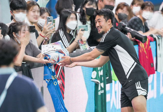 손흥민의 소속팀인 잉글랜드 프로축구 프리미어리그(EPL) 토트넘 홋스퍼와 맞대결을 앞둔 '팀 K리그' 오픈 트레이닝행사가 12일 오후 서울 마포구 상암동 서울월드컵경기장에서 진행됐다.이기제가 팬들에게 사인공을 전달하고 있다.   2022.07.12 / soul1014@osen.co.kr