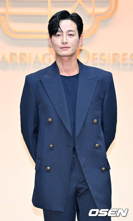 배우 이현욱이 무대 위에서 포즈를 취하고 있다. 2022.07.13 /rumi@osen.co.kr