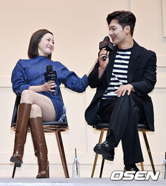 배우 김희선과 박훈이 무대 위에서 즐겁게 얘기를 나누고 있다. 2022.07.13 /rumi@osen.co.kr