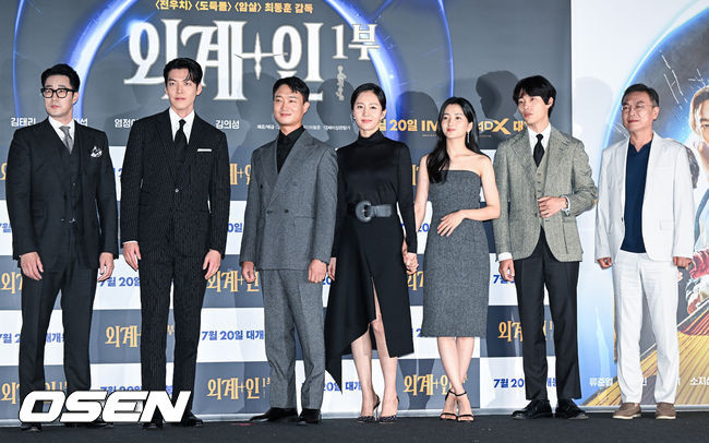 13일 오후 서울 CGV용산에서 영화 '외계+인'(감독 최동훈) 1부 언론시사회가 진행됐다. '외계+인' 1부는 고려 말 소문 속의 신검을 차지하려는 도사들과 2022년 인간의 몸속에 수감된 외계인 죄수를 쫓는 이들 사이에 시간의 문이 열리며 펼쳐지는 이야기. 출연배우들이 포즈를 취하고 있다. 2022.07.13 / soul1014@osen.co.kr