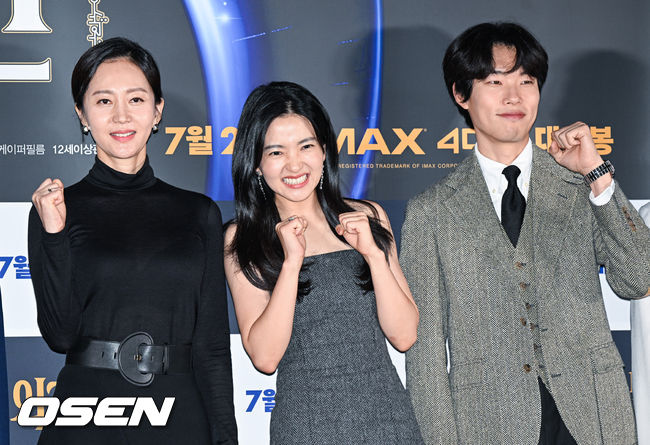 13일 오후 서울 CGV용산에서 영화 '외계+인'(감독 최동훈) 1부 언론시사회가 진행됐다. '외계+인' 1부는 고려 말 소문 속의 신검을 차지하려는 도사들과 2022년 인간의 몸속에 수감된 외계인 죄수를 쫓는 이들 사이에 시간의 문이 열리며 펼쳐지는 이야기. 염정아와 김태리, 류준열이 포즈를 취하고 있다. 2022.07.13 / soul1014@osen.co.kr
