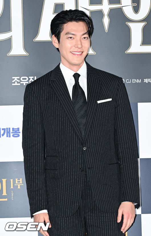 13일 오후 서울 CGV용산에서 영화 '외계+인'(감독 최동훈) 1부 언론시사회가 진행됐다. '외계+인' 1부는 고려 말 소문 속의 신검을 차지하려는 도사들과 2022년 인간의 몸속에 수감된 외계인 죄수를 쫓는 이들 사이에 시간의 문이 열리며 펼쳐지는 이야기. 김우빈이 포즈를 취하고 있다. 2022.07.13 / soul1014@osen.co.kr