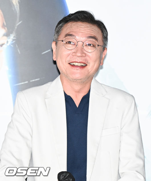 13일 오후 서울 CGV용산에서 영화 '외계+인'(감독 최동훈) 1부 언론시사회가 진행됐다. '외계+인' 1부는 고려 말 소문 속의 신검을 차지하려는 도사들과 2022년 인간의 몸속에 수감된 외계인 죄수를 쫓는 이들 사이에 시간의 문이 열리며 펼쳐지는 이야기. 김의성이 미소 짓고 있다. 2022.07.13 / soul1014@osen.co.kr