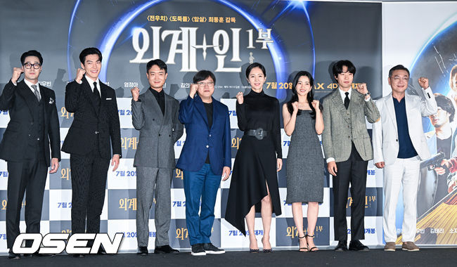 13일 오후 서울 CGV용산에서 영화 '외계+인'(감독 최동훈) 1부 언론시사회가 진행됐다. '외계+인' 1부는 고려 말 소문 속의 신검을 차지하려는 도사들과 2022년 인간의 몸속에 수감된 외계인 죄수를 쫓는 이들 사이에 시간의 문이 열리며 펼쳐지는 이야기. 출연배우들이 포즈를 취하고 있다. 2022.07.13 / soul1014@osen.co.kr