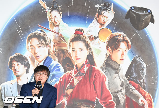 13일 오후 서울 CGV용산에서 영화 '외계+인'(감독 최동훈) 1부 언론시사회가 진행됐다. '외계+인' 1부는 고려 말 소문 속의 신검을 차지하려는 도사들과 2022년 인간의 몸속에 수감된 외계인 죄수를 쫓는 이들 사이에 시간의 문이 열리며 펼쳐지는 이야기. 최동훈 감독이 질문을 하고 있다. 2022.07.13 / soul1014@osen.co.kr