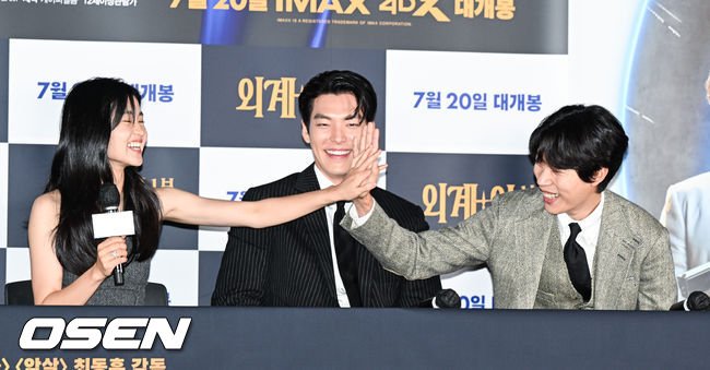 13일 오후 서울 CGV용산에서 영화 '외계+인'(감독 최동훈) 1부 언론시사회가 진행됐다. '외계+인' 1부는 고려 말 소문 속의 신검을 차지하려는 도사들과 2022년 인간의 몸속에 수감된 외계인 죄수를 쫓는 이들 사이에 시간의 문이 열리며 펼쳐지는 이야기. 김태리와 류준열이 하이파이브를 하고 있다. 2022.07.13 / soul1014@osen.co.kr