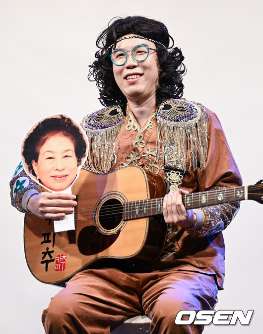 14일 오후 서울 마포구 서교동 윤형빈소극장에서 개그맨 및 가수 카피추(추대엽)의 신곡 발매 기념 쇼케이스가 열렸다. 개그맨 및 가수 카피추(추대엽)가 취재진의 질문에 대답하고 있다. 2022.07.14 /ksl0919@osen.co.kr