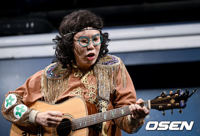 14일 오후 서울 마포구 서교동 윤형빈소극장에서 개그맨 및 가수 카피추(추대엽)의 신곡 발매 기념 쇼케이스가 열렸다. 개그맨 및 가수 카피추(추대엽)가 공연을 펼치고 있다. 2022.07.14 /ksl0919@osen.co.kr