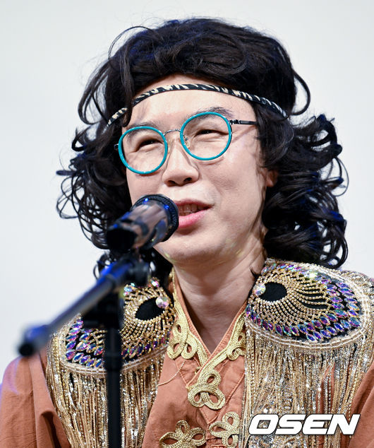 14일 오후 서울 마포구 서교동 윤형빈소극장에서 개그맨 및 가수 카피추(추대엽)의 신곡 발매 기념 쇼케이스가 열렸다. 개그맨 및 가수 카피추(추대엽)가 취재진의 질문에 대답하고 있다. 2022.07.14 /ksl0919@osen.co.kr