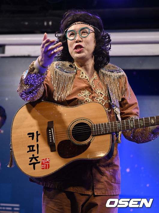 14일 오후 서울 마포구 서교동 윤형빈소극장에서 개그맨 및 가수 카피추(추대엽)의 신곡 발매 기념 쇼케이스가 열렸다. 개그맨 및 가수 카피추(추대엽)가 공연을 펼치고 있다. 2022.07.14 /ksl0919@osen.co.kr