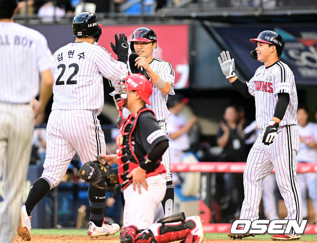 14일 오후 서울 송파구 잠실야구장에서 '2022 신한은행 SOL KBO 리그' LG 트윈스와 KIA 타이거즈의 경기가 열렸다.3회말 1사 1,2루 LG 김현수가 선취 우월 스리런 홈런을 날린 뒤 홈에서 선행주자들의 환영을 받고 있다. 2022.07.14 /cej@osen.co.kr