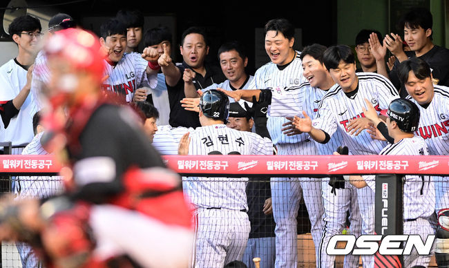 14일 오후 서울 송파구 잠실야구장에서 '2022 신한은행 SOL KBO 리그' LG 트윈스와 KIA 타이거즈의 경기가 열렸다.3회말 1사 1,2루 LG 김현수가 선취 우월 스리런 홈런을 날린 뒤 더그아웃에서 축하를 받고 있다. 2022.07.14 /cej@osen.co.kr