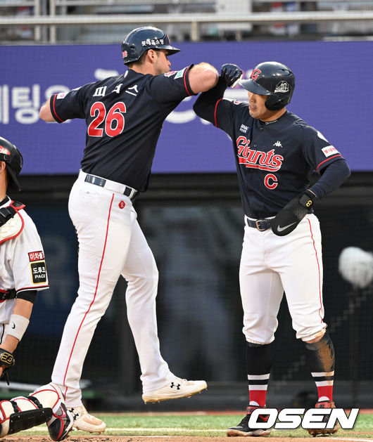 3일 오후 수원 KT 위즈파크에서 2022 신한은행 SOL KBO리그 KT 위즈와 롯데 자이언츠의 경기가 열렸다.2회초 2사 2루에서 롯데 피터스가 중월 투런 홈런을 치고 홈에서 전준우와 환호하고 있다. 2022.05.03 /sunday@osen.co.kr