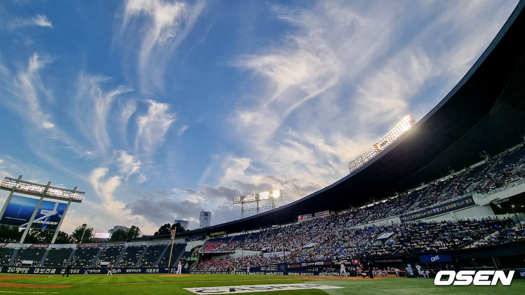 14일 오후 서울 송파구 잠실야구장에서 '2022 신한은행 SOL KBO 리그' LG 트윈스와 KIA 타이거즈의 경기가 열렸다.양팀이 전반전 마지막 경기를 펼치고 있다. 2022.07.14 /cej@osen.co.kr 