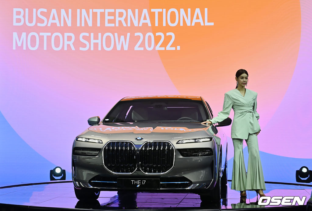 14일 부산 해운대구 벡스코에서 2022 부산국제모터쇼 미디어데이가 열렸다.  BMW 부스에서 순수 전기세단 ‘THE i7’이 공개되고 있다. 2022.07.14 / foto0307@osen.co.kr