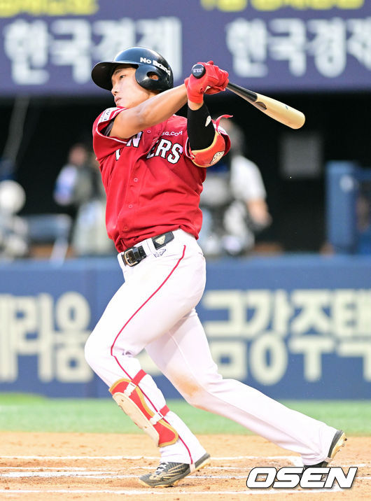 15일 오후 서울 잠실구장에서 '2022 신한은행 SOL KBO 올스타전' 퓨처스 올스타전이 진행됐다.6회초 북부 선두타자 SSG 석정우가 좌익선상으로 향하는 3루타를 날리고 있다. 2022.07.15 /cej@osen.co.kr