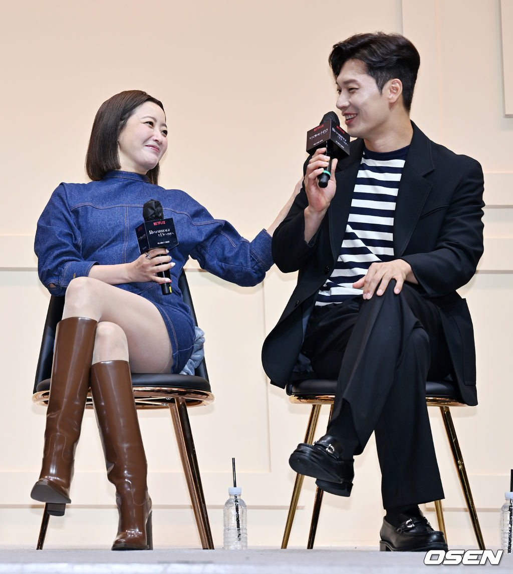 13일 오전 서울 중구 장충동 크레스트72에서 넷플릭스 시리즈 '블랙의 신부'(연출 김정민) 제작발표회가 열렸다.배우 김희선과 박훈이 무대 위에서 즐겁게 얘기를 나누고 있다. 2022.07.13 /rumi@osen.co.kr