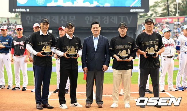 16일 오후 서울 잠실야구장에서 2022 신한은행 SOL KBO 올스타전이 열렸다.프로야구 레전드 40인으로 뽑힌 이승엽, 이종범, 최동원, 선동열이 허구연 총재와 기념촬영을 하고 있다. 2022.07.16 /sunday@osen.co.kr