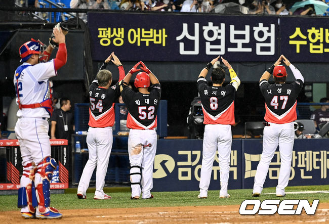 16일 오후 서울 잠실야구장에서 2022 신한은행 SOL KBO 올스타전이 열렸다.4회초 KIA 황대인이 그라운드로 입장하며 부상 당한 소크라테스의 응원가를 부르고 있다. 2022.07.16 /sunday@osen.co.kr