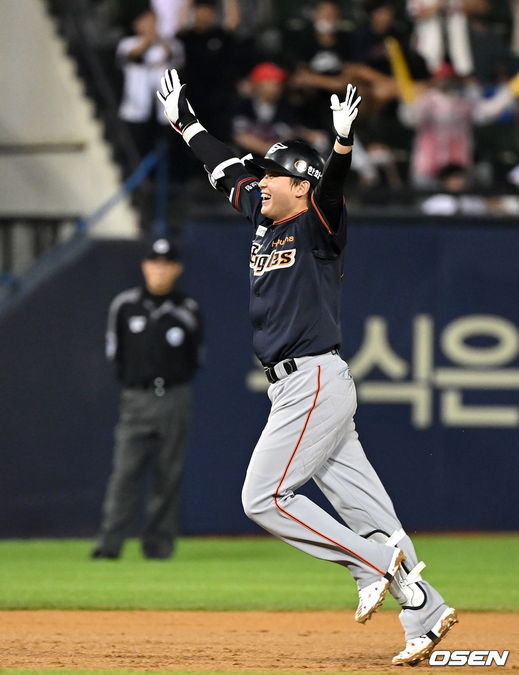 16일 오후 서울 잠실야구장에서 2022 신한은행 SOL KBO 올스타전이 열렸다.10회초 2사 1,2루에서 우월 홈런을 친 나눔올스타 정은원이 환호하고 있다. 2022.07.16 /sunday@osen.co.kr