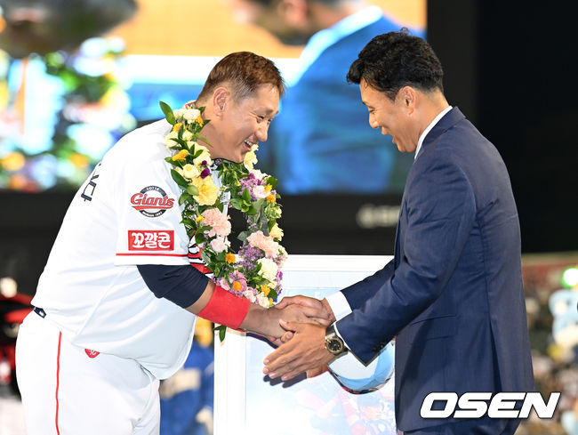 16일 오후 서울 잠실야구장에서 2022 신한은행 SOL KBO 올스타전이 열렸다.롯데 이대호의 은퇴투어 시작을 알리는 행사에서 이대호가 이승엽으로부터 꽃목걸이를 건네받고 인사하고 있다. 2022.07.16 /sunday@osen.co.kr