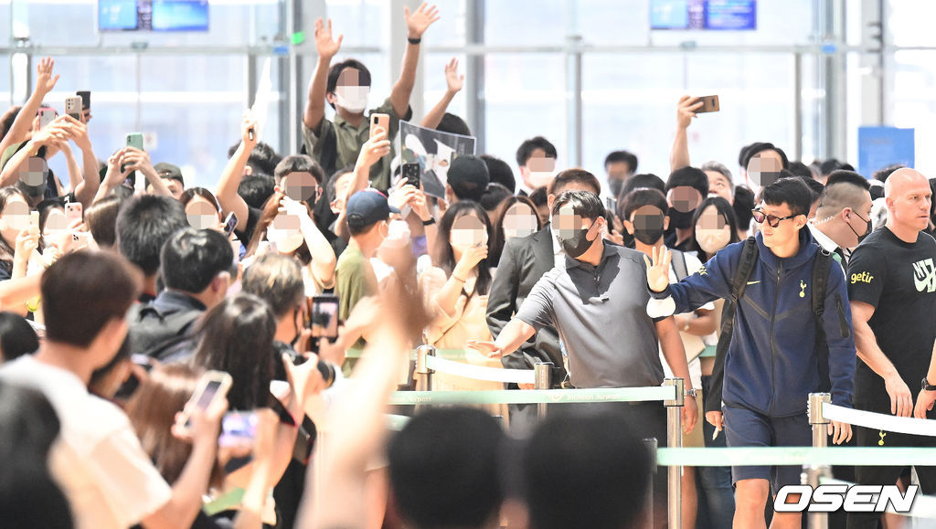 출국 시간이 임박해서야 발걸음 옮기는 손흥민