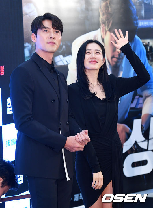3일 오후 서울 삼성동 코엑스 라이브플라자에서 열린 영화 '협상' 쇼케이스에서 배우 현빈, 손예진이 포토타임을 하고 있다. /jpnews@osen.co.kr