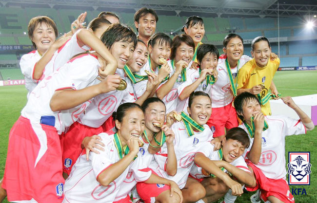 [사진] 2005년 여자대표팀 우승 / 대한축구협회 제공.