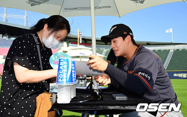 15일 오후 서울 송파구 잠실야구장에서  '2022 신한은행 SOL KBO 올스타 프라이데이' 퓨처스 올스타 팬 사인회가 열렸다.한화 유상빈이 팬에게 사인을 해주고 있다. 2022.07.15 /cej@osen.co.kr