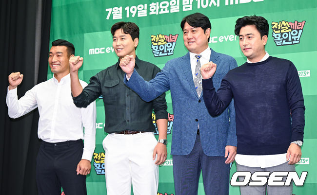 조원희(왼쪽부터)와 이동국, 문경은, 안정환이 포즈를 취하고 있다. 2022.07.19 / soul1014@osen.co.kr