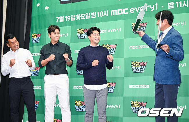 19일 오전 서울 상암동 스탠포드 호텔에서 MBC에브리원 ‘전설끼리 홀인원’ 제작발표회가 진행됐다.‘전설끼리 홀인원’은 축구와 농구 레전드 스타들이 펼치는 골프 대결로 축구부 안정환, 이동국, 조원희와 농구부 허재, 문경은, 현주엽이 출전한다.조원희(왼쪽부터)와 이동국, 문경은, 안정환이 포즈를 취하고 있다. 2022.07.19 / soul1014@osen.co.kr