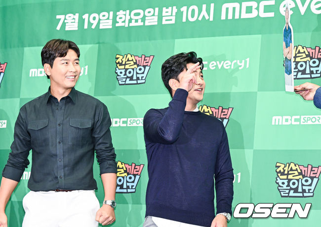 안정환이 허재 등신대를 향해 장난을 치고 있다. 2022.07.19 / soul1014@osen.co.kr