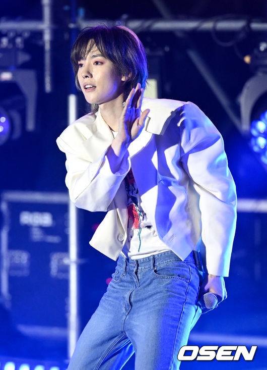 그룹 위너(WINNER)가 10일 오후 서울 여의도 한강공원 물빛무대에서 게릴라 이벤트 'HOLIDAY IN THE CITY' 공연을 펼쳤다.<br /><br />위너는 이날 게릴라 이벤트에서 새 앨범 타이틀곡 'I LOVE U'를 비롯해 다양한 퍼포먼스 무대를 선보였다.<br /><br />위너 김진우가 새 앨범 타이틀곡 'I LOVE U' 무대를 펼치고 있다. 2022.07.10 / dreamer@osen.co.kr