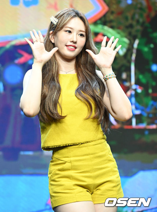 아일리원 하나가 포토타임을 하고 있다. 2022.07.19 /jpnews@osen.co.kr