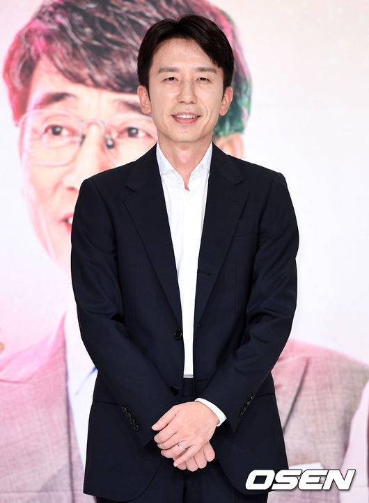 20일 오전 서울 영등포 타임스퀘어 아모리스홀에서 tVN '알아두면 쓸데없는 신비한 잡학사전 3' 제작발표회가 열렸다.<br /><br />유희열이 포토타임을 갖고 있다./sunday@osen.co.kr
