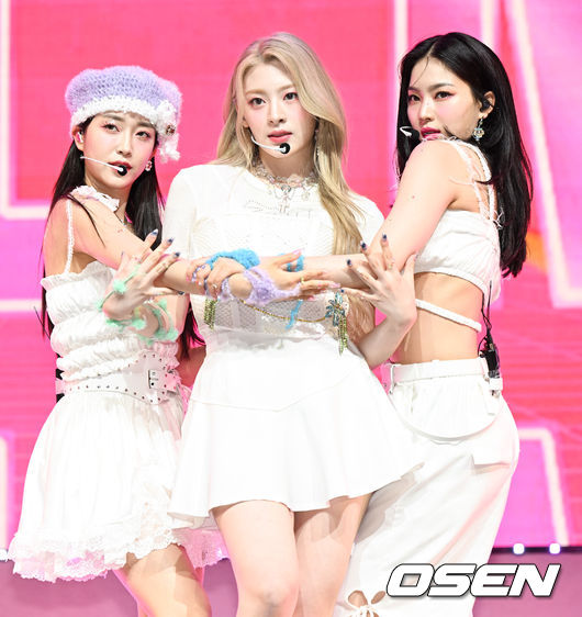 19일 서울 광진구 예스24라이브홀에서 걸그룹 스테이씨(수민, 시은, 아이사, 세은, 윤, 재이) 세 번째 싱글앨범 'WE NEED LOVE (위 니드 러브)' 발매 기념 쇼케이스가 진행됐다.<br /><br />스테이씨 수민과 세은, 아이사가 멋진 무대를 펼치고 있다. 2022.07.19 / soul1014@osen.co.kr