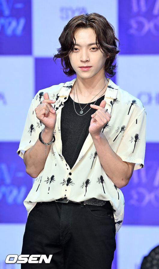 블리처스 고유가 무대 위에서 포즈를 취하고 있다. 2022.07.20 / rumi@osen.co.kr