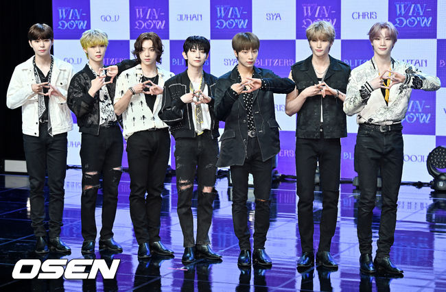 블리처스 멤버들이 무대 위에서 포즈를 취하고 있다. 2022.07.20 / rumi@osen.co.kr